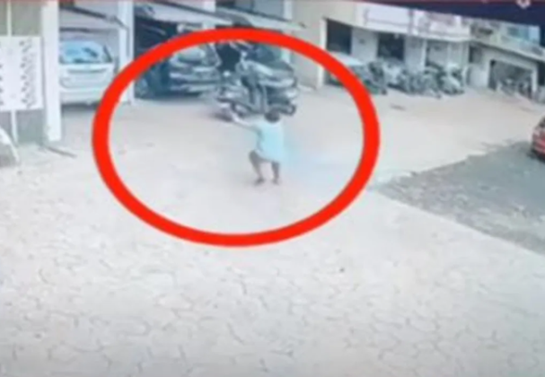तिसऱ्या मजल्यावरुन कोसळला दोन वर्षांचा चिमुरडा