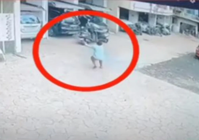 तिसऱ्या मजल्यावरुन कोसळला दोन वर्षांचा चिमुरडा