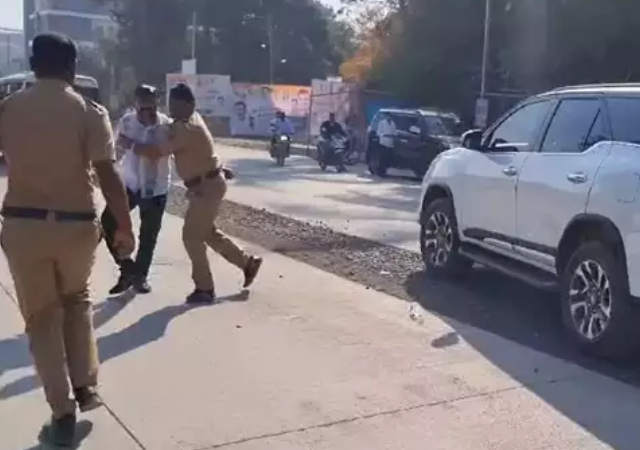 मंत्र्याच्या ताफ्यासमोर आत्मदहनाचा प्रयत्न