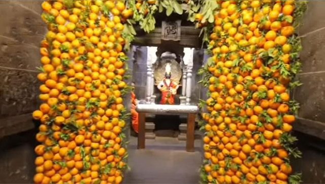 Pandharpur Temple : नववर्षानिमित्त पंढरपुरातील विठ्ठल-रुक्मिणी मंदिरात फळांची आकर्षक सजावट!