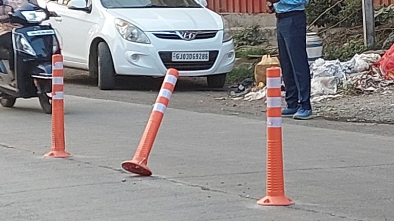 सकाळी लावलेले दुभाजक; संध्याकाळी तुटले