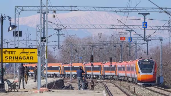 जगातील सर्वात उंच रेल्वे रुळावरुन धावली वंदे भारत एक्सप्रेस