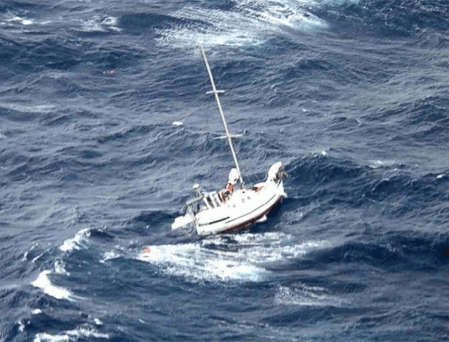 Alibaug Sea : अलिबागच्या समुद्रात मच्‍छीमार बोट बुडाली; १५ खलाशांना वाचवण्यात यश
