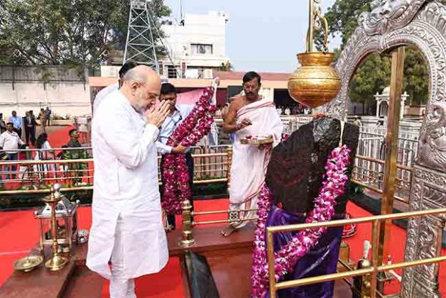 अमित शाहांनी घेतले श्री साईबाबा समाधीसह श्री शनैश्वराचे दर्शन