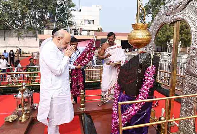 अमित शाहांनी घेतले श्री साईबाबा समाधीसह श्री शनैश्वराचे दर्शन