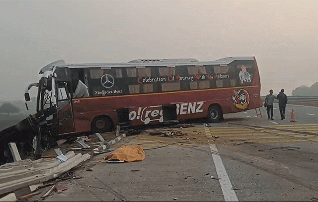 Samrudhhi Highway : पुण्याहून नागपूरकडे जाणाऱ्या बसचा भीषण अपघात; बसचालक जागीच  ठार