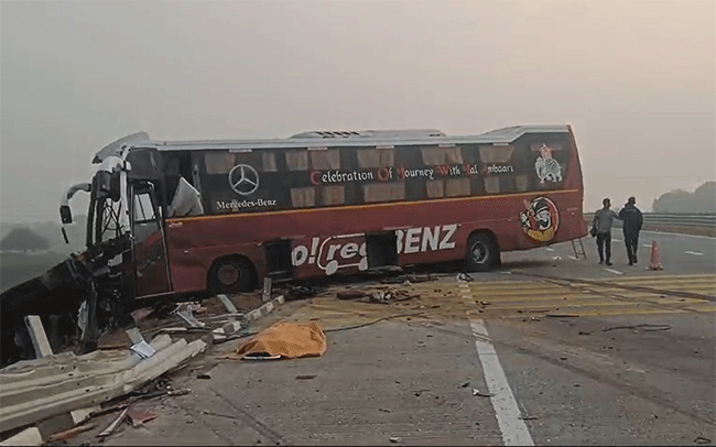 Samrudhhi Highway : पुण्याहून नागपूरकडे जाणाऱ्या बसचा भीषण अपघात; बसचालक जागीच  ठार