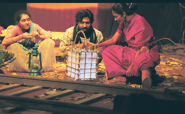 एक पुंगळ्या अधिक एक पक्षी बरोबर अनेक संघर्ष