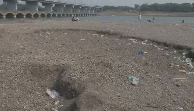 Pandharpur : चंद्रभागेच्या वाळवंटाची दैना! रोज शेकडो ब्रास वाळूची राजरोस चोरी