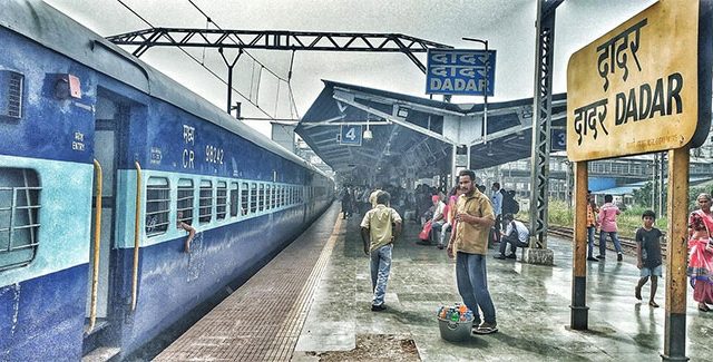 Mumbai News : मुंबई हादरली! दादर स्टेशनला उभ्या असलेल्या गाडीत आढळला मृतदेह