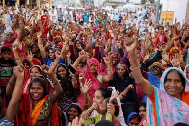 Ladki Bahin Yojana : दिल्लीतील महिलांनाही मिळणार ‘लाडक्या बहिणी’चा लाभ!