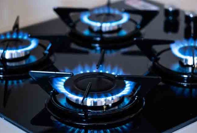 स्वयंपाक करताना गॅस शेगडीवरील काच फुटली, गृहिणी थोडक्यात वाचली