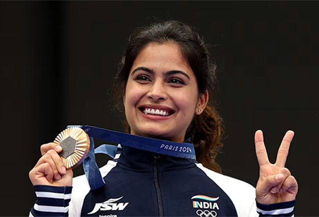 Manu Bhaker : मनू भाकर पॅरिस ऑलिम्पिकमध्ये जिंकलेली पदके परत करणार; नेमकं कारण काय?
