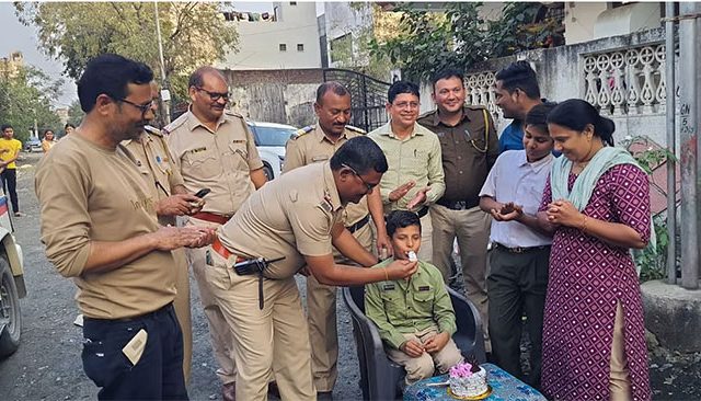 Nagpur News : रागवून घर सोडून गेलेल्या चिमुकल्याचा नागपूर पोलिसांनी केला वाढदिवस साजरा