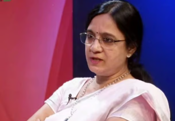 धनंजय मुंडेंनी कोट्यवधींची जमीन २१ लाखांत हडपली, सारंगी महाजनांचा आरोप