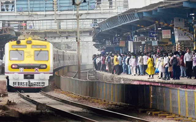 Western Railway Update : रुळाला तडा गेल्याने पश्चिम रेल्वेचे वेळापत्रक कोलमडले!