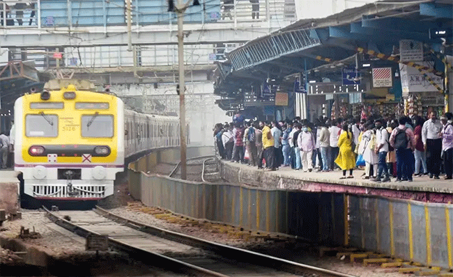 Western Railway Update : रुळाला तडा गेल्याने पश्चिम रेल्वेचे वेळापत्रक कोलमडले!