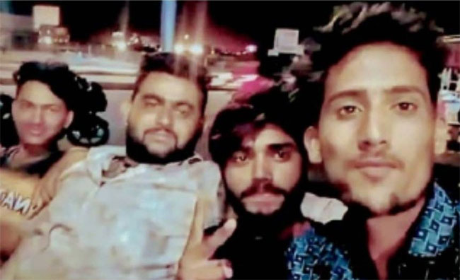 Accident : दुर्दैवी! ट्रकमधील लोखंडी प्लेटांखाली दबून चार जणांचा जागीच मृत्यू!