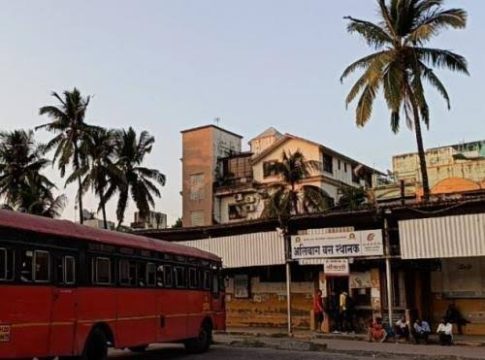 अलिबाग एसटी आगाराबाहेर दोन एसटीचा भीषण अपघात, एकाचा मृत्यू, दुचाकी आणि रिक्षाला चिरडले!