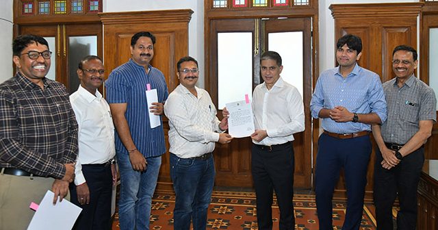 कर्नाक रेल्वे उड्डाणपूल : अडचणींवर मात केले काम, आयुक्तांनी केला अभियंत्यांचा सत्कार