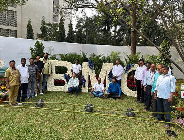 BMC Project : सांताक्रुझमध्ये मुंबई महानगरपालिकेचा पुष्पोत्सव