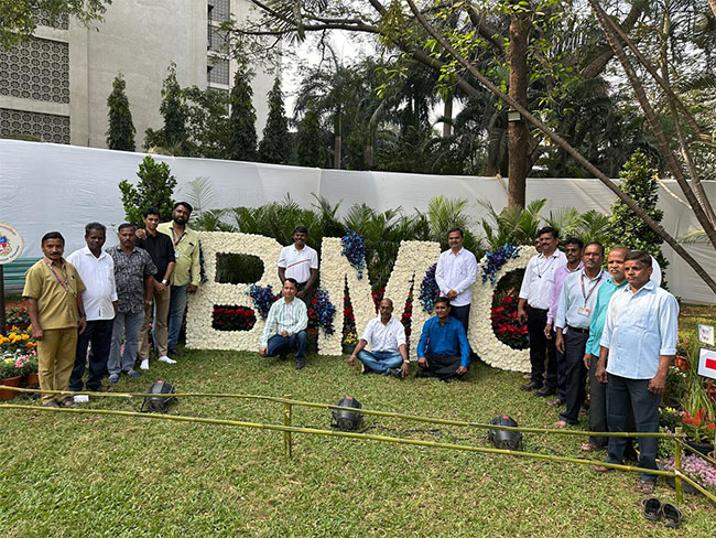 BMC Project : सांताक्रुझमध्ये मुंबई महानगरपालिकेचा पुष्पोत्सव