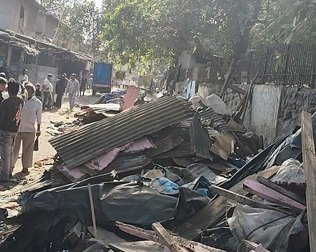घाटकोपरमधील झुनझुनवाला परिसरातील ४३ अनधिकृत बांधकामांवर बुलडोझर