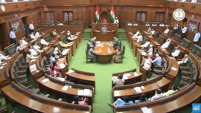 दिल्ली विधानसभेत गदारोळ, आतिशीसह १२ आमदार निलंबित