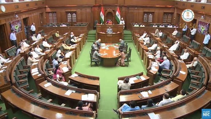 दिल्ली विधानसभेत गदारोळ, आतिशीसह १२ आमदार निलंबित