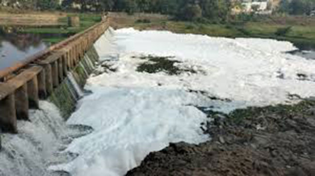 Pune News : इंद्रायणी नदी फेसाळल्याने नागरिकांमध्ये भीतीचे वातावरण!