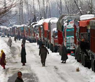 Snowfall, landslides : बर्फवृष्टीमुळे जम्मू-श्रीनगर महामार्ग बंद, ३०० वाहने अडकली; १३ राज्यांमध्ये पावसाचा इशारा