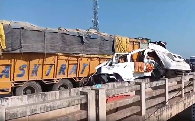 Mahakumbh Accident : काळाचा घाला! कुंभमेळ्याहून परतताना बसची ट्रकला जोरदार धडक