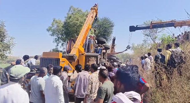 ट्रक रिक्षावर पलटल्याने रिक्षा चालकासह दोन कॉलेज विद्यार्थिनींचा जागीच मृत्यू; चार जखमी