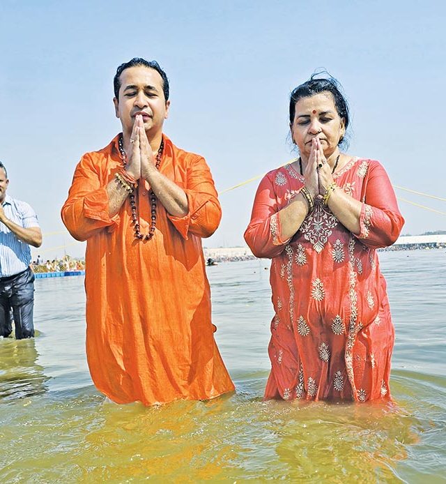 मंत्री नितेश राणे यांनी आईसह महाकुंभात केले पवित्र स्नान