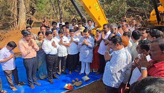 पालकमंत्री नितेश राणे यांच्या हस्ते कणकवलीत नद्यांमधील गाळ काढण्याच्या मोहिमेला सुरुवात