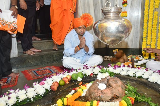 मंत्री नितेश राणेंनी केली कुणकेश्वराची पहिली पूजा