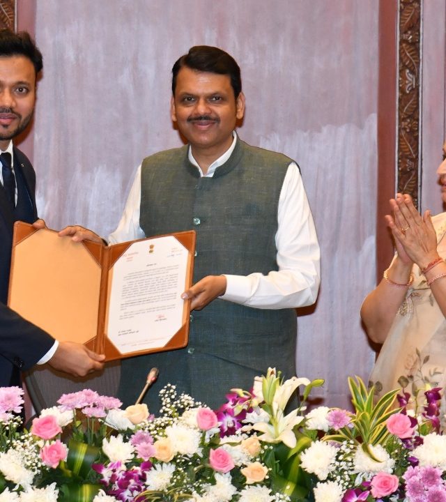 धुळे : मुख्यमंत्र्यांच्या हस्ते धुळ्याचे सीईओ विशाल नरवाडे यांचा गौरव