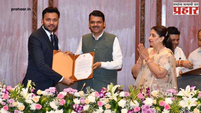 धुळे : मुख्यमंत्र्यांच्या हस्ते धुळ्याचे सीईओ विशाल नरवाडे यांचा गौरव