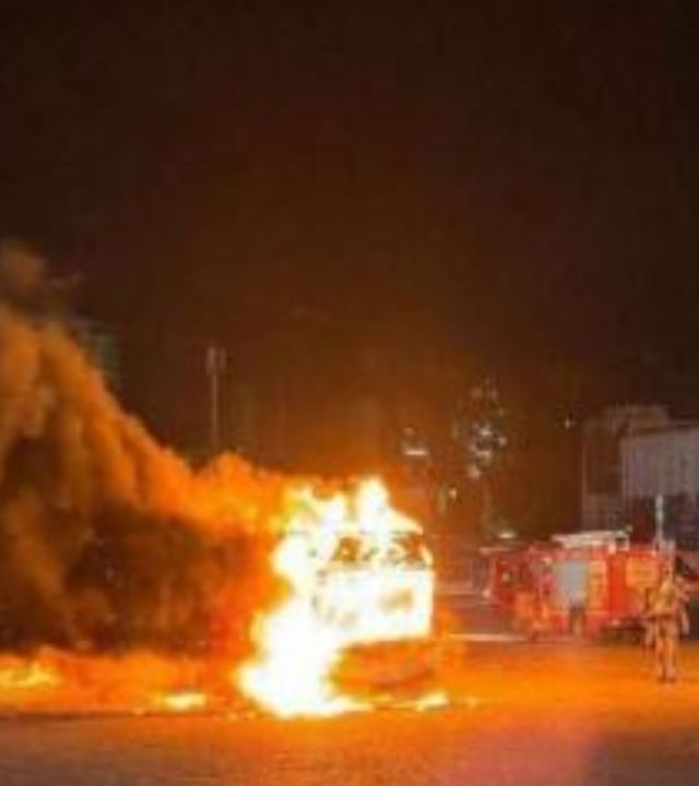Bus Blasts Near Tel Aviv : इस्त्रायलमधील लागोपाठ तीन बसमध्ये जोरदार स्फोट, रेल्वे-बस सेवा बंद
