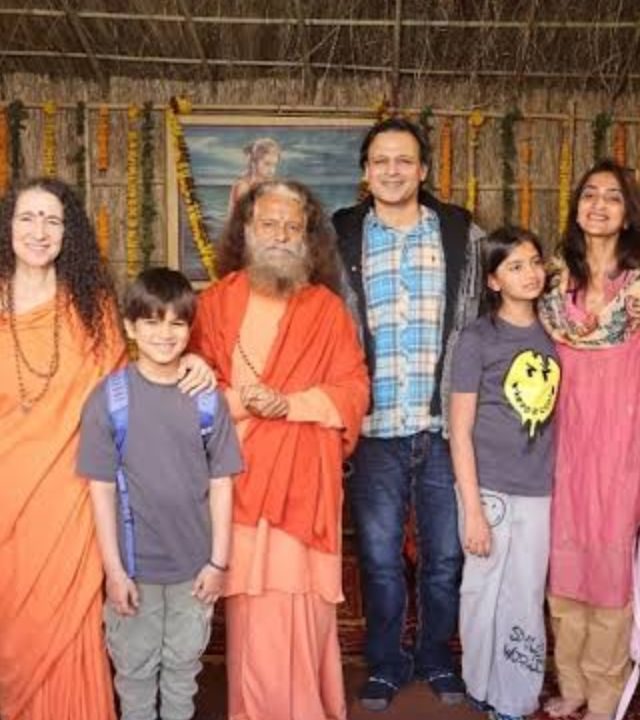 Vivek Oberoi : अभिनेता विवेक ओबेरॉयने सहकुटुंब केलं त्रिवेणी संगमावर पवित्र स्नान