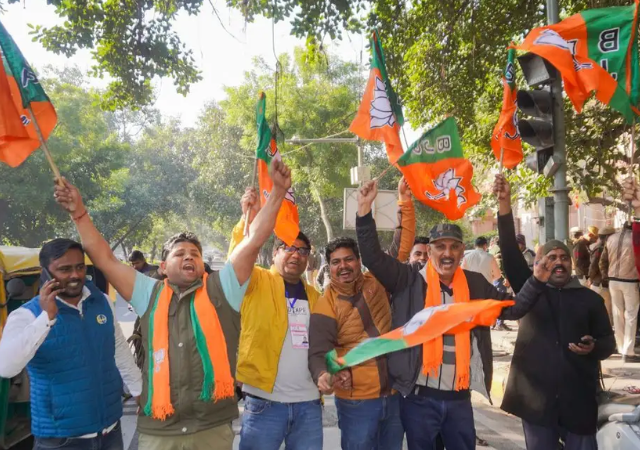दारूनं केला घोटाळा, 'आप'चा गड ढासळला