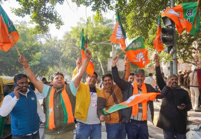दारूनं केला घोटाळा, ‘आप’चा गड ढासळला