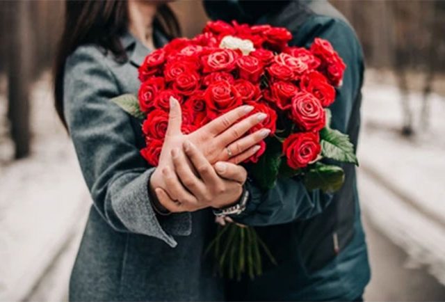 Valentine Week Rose day special :  तुमच्या प्रियकर-प्रेयसीसाठी गुलाब निवडताय जाणून घ्या रंगाचे अर्थ