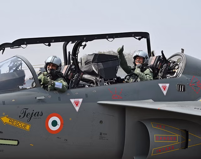 Aeroindia 2025 : बंगळुरूच्या एअर शो मध्ये रशिया आणि अमेरिकेची अत्याधुनिक लढाऊ विमानं