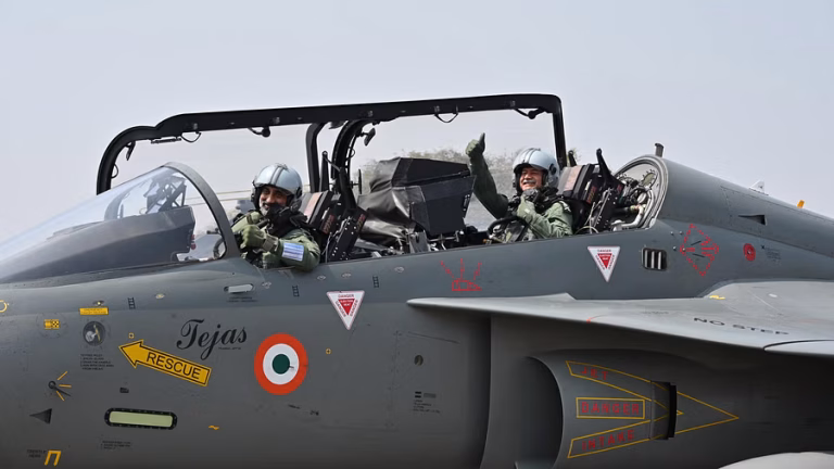 Aeroindia 2025 : बंगळुरूच्या एअर शो मध्ये रशिया आणि अमेरिकेची अत्याधुनिक लढाऊ विमानं
