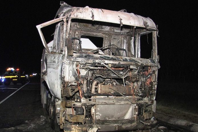 सोलापूर-पुणे राष्ट्रीय महामार्गावर धावता ट्रक जळून खाक