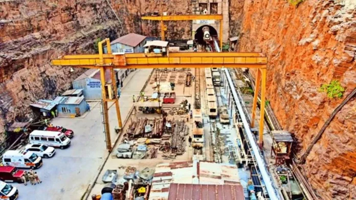Telangana : तेलंगणा बोगदा दुर्घटना, अडकलेल्या आठ जणांच्या सुटकेचे प्रयत्न सुरू