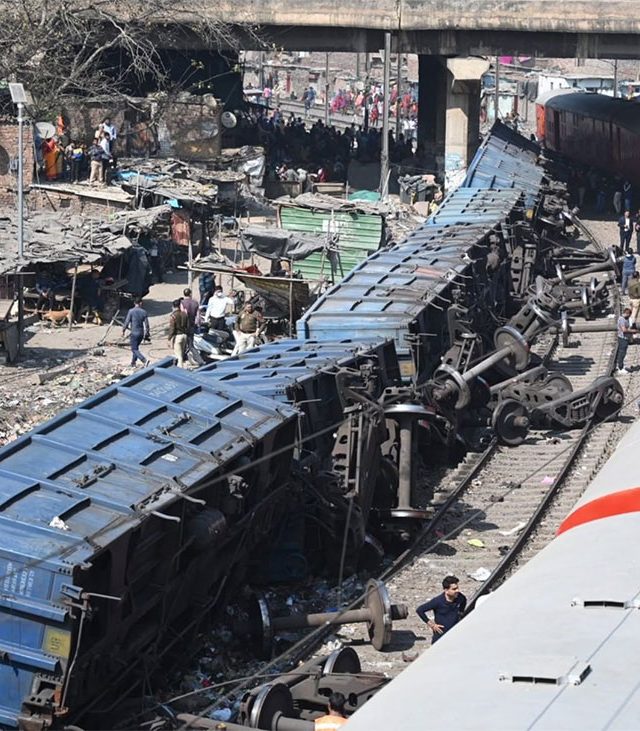 Railway Accident : एकाच ट्रॅकवर आल्यामुळे दोन मालगाड्यांची जोरदार धडक