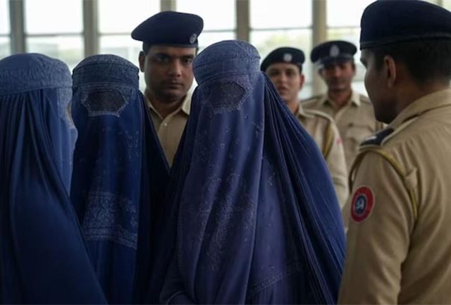 बुरख्याच्या आत दडलंय काय?