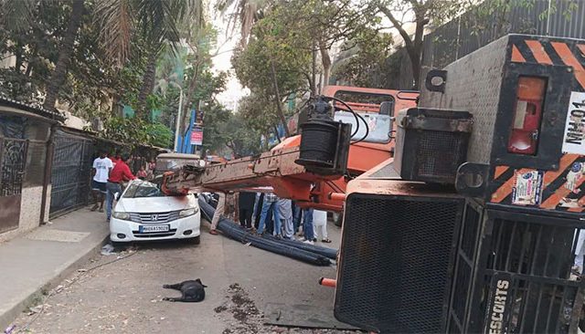 Chembur News : मोटारगाडीवर क्रेन कोसळली !